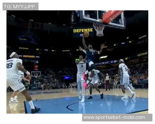 爱德华兹华丽突破拉杆换手上篮精彩得分引爆全场激情